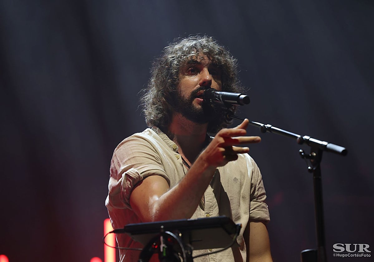 Mikel Izal encabezó el cartel de la primera jornada del Brisa Festival en el Dique de Levante.