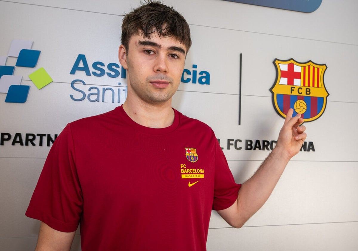 Juan Núñez posa delante del escudo del Barcelona tras pasar reconocimiento médico.