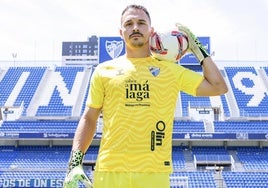 Alfonso Herrero posa con la nueva equipación de los porteros.