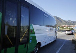 Un autobús del Consorcio de Transportes a su llegada a Alhaurín de la Torre.