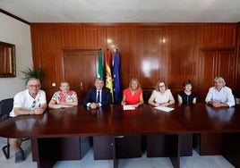 La alcaldesa, Ángeles Muñoz y el teniente alcalde, Javier García en la firma.
