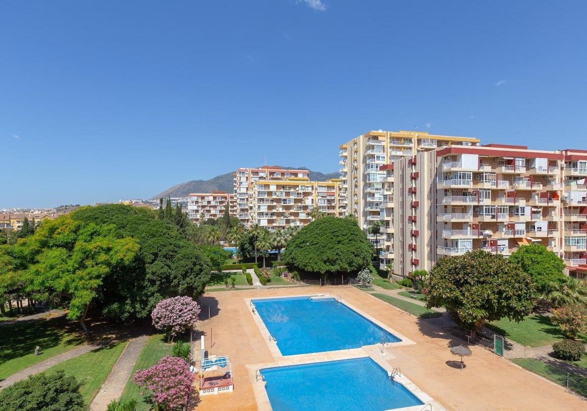 Vista de los bloques de apartamentos afectados y de las piscinas en primer plano.