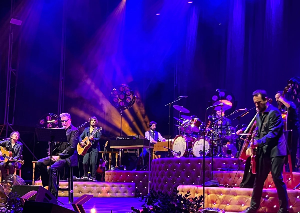 Imagen secundaria 1 - Tres imágenes del concierto de Loquillo, en la noche de este sábado en los jardines de la Cueva de Nerja.