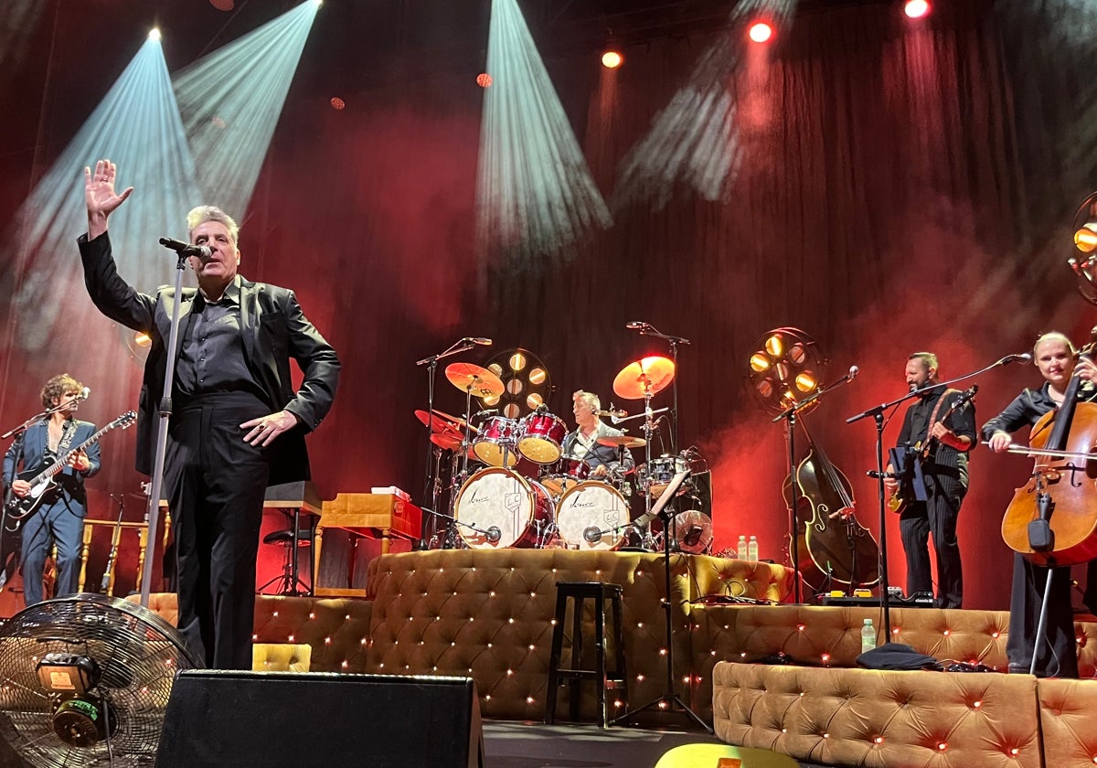 El cantante catalán, en la noche de este sábado sobre el escenario de los jardines de la Cueva de Nerja.