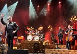 El cantante catalán, en la noche de este sábado sobre el escenario de los jardines de la Cueva de Nerja.