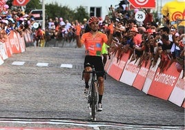 Luis Ángel Maté, celebrando su victoria de etapa.