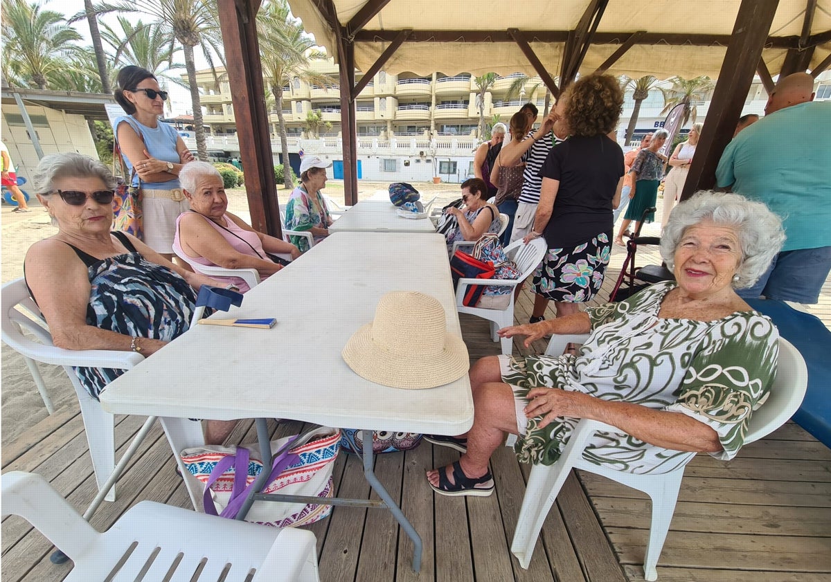 Imagen principal - Beneficiarios del programa de playa de la Agrupación de Voluntarios de Benalmádena.