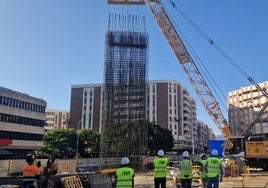 Primeras obras del túnel del metro hacia el hospital Civil, junto a El Corte Inglés.