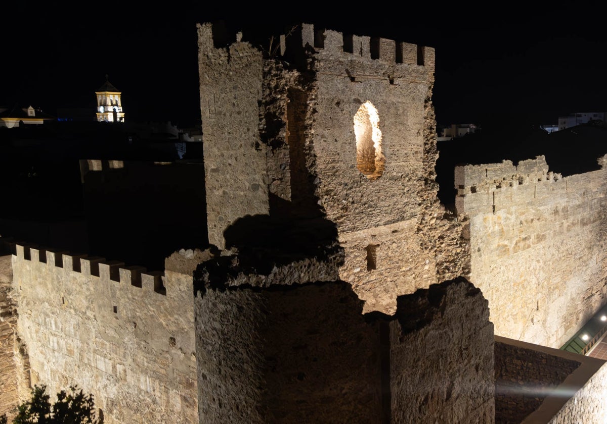 La muralla del Castillo de Marbella estrena un nuevo sistema de iluminación ornamental