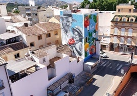 El mural realizado por Kato frente a la Plaza la Villa en Coín.