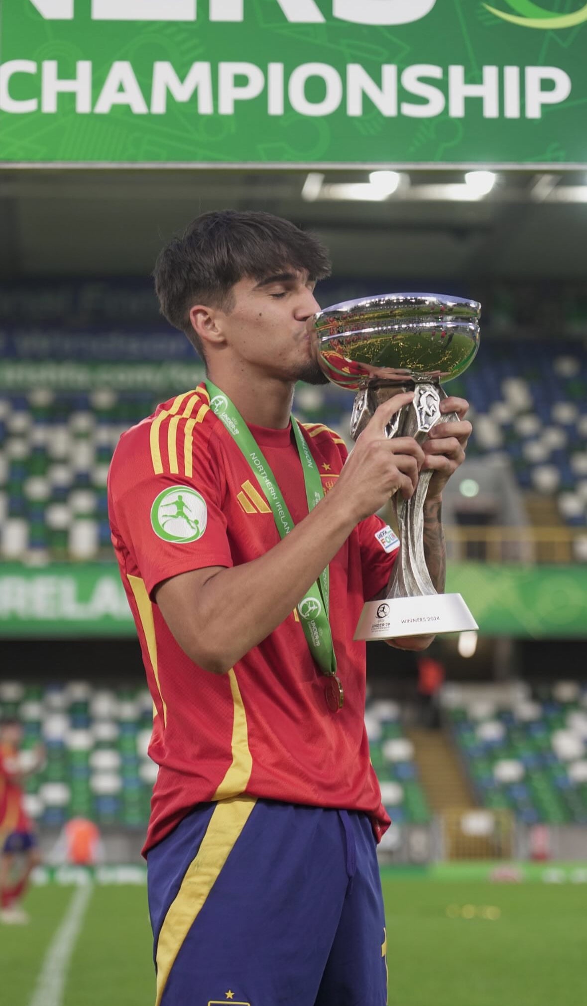 Dani Muñoz posa con el trofeo del Europeo sub-19.