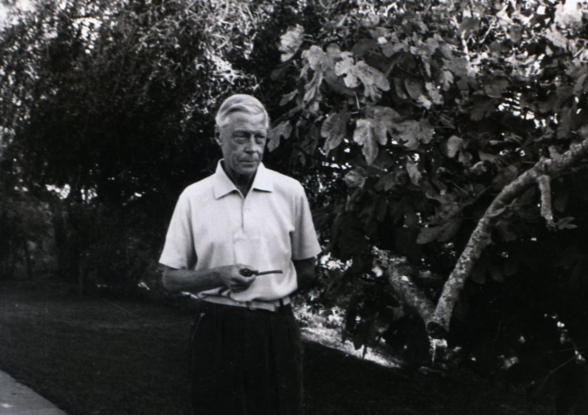 El Duque de Windsor, en el jardín de su chalet de Los Monteros