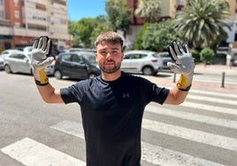 José Antonio Fúnez posa con unos guantes de portero puestos en la barriada malagueña de Tiro Pichón.