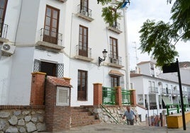 Acceso principal a los juzgados de Torrox, repletos de barreras arquitectónicas.