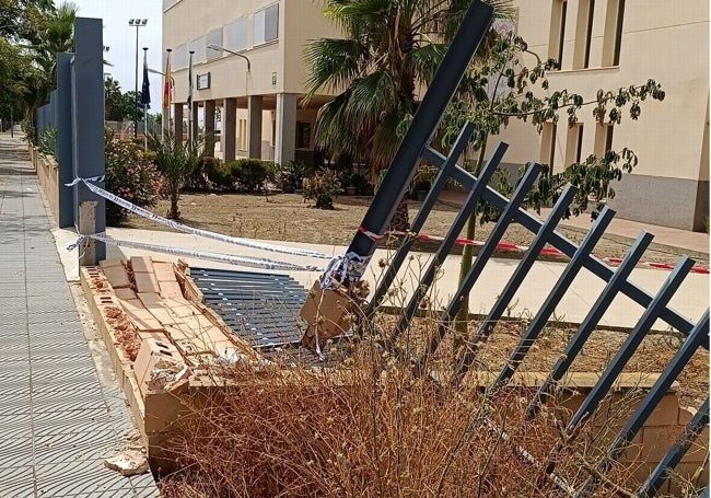 Imagen del muro derribado por el viento en el IES Joaquín Lobato de Torre del Mar.