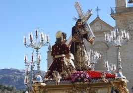 El Nazareno de la Cofradía de «Arriba» procesiona junto a la Virgen del Socorro el Viernes Santo en Antequera