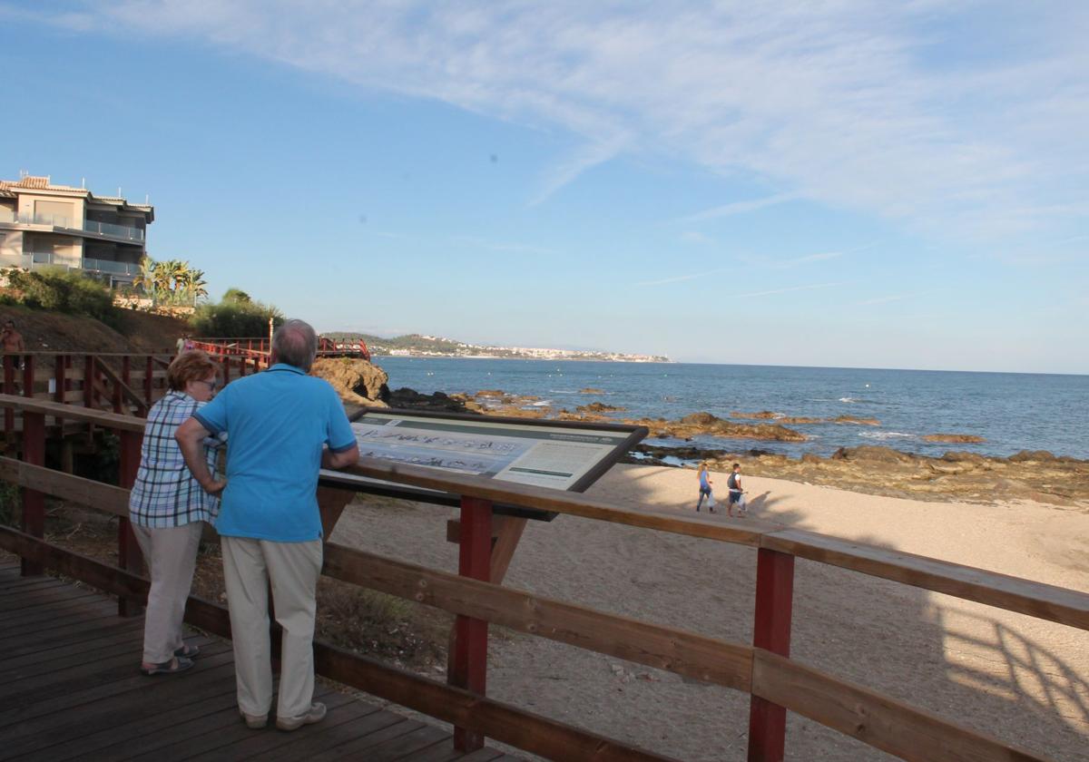 Desde esta pasarela se intuye un curioso ecosistema entre rocas con el recuerdo de Torrijos.