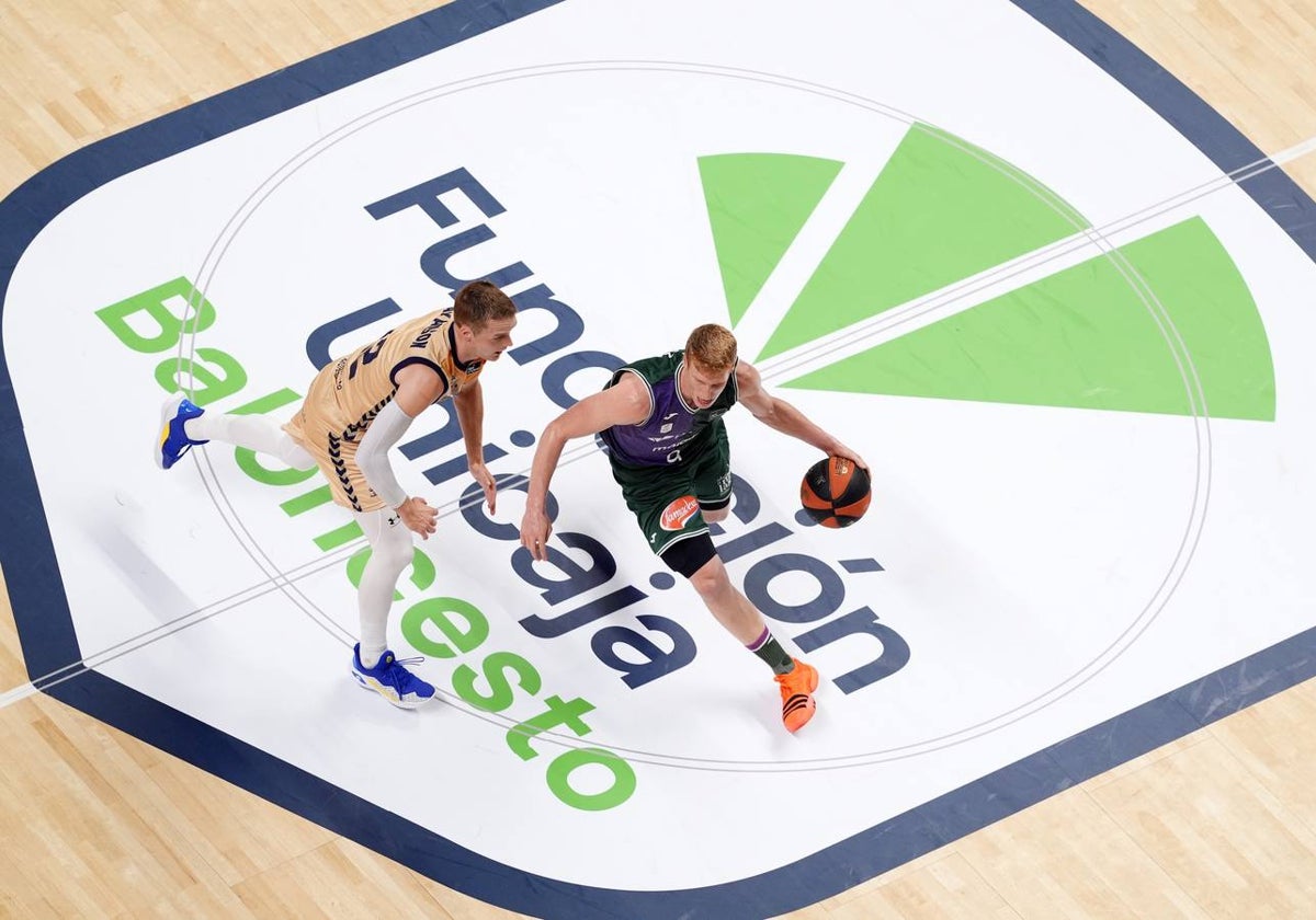 Hakanson persigue a Alberto Díaz durante un Unicaja-Murcia.