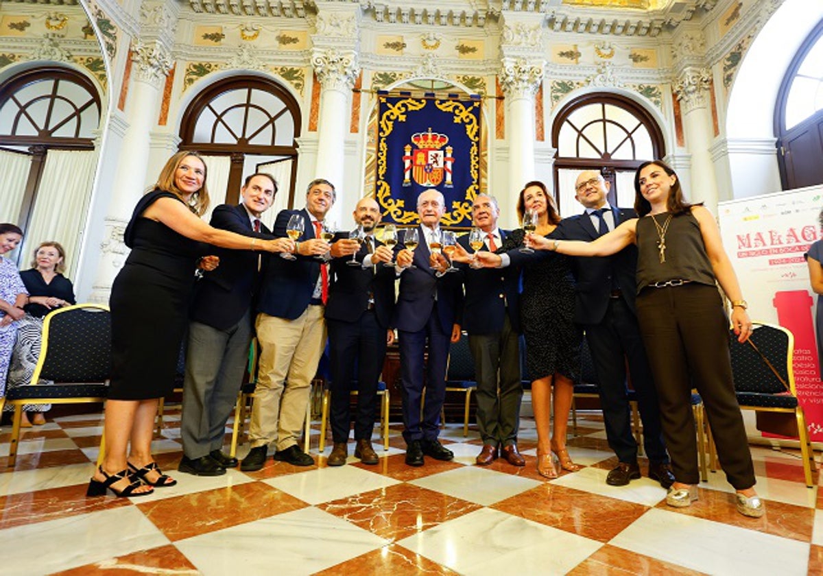 Foto de familia y escenificación del centenario con un brindis con un vino de Málaga.