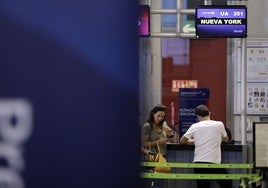 Imagen de archivo de turistas en el mostrador de facturación del vuelo a Nueva York.