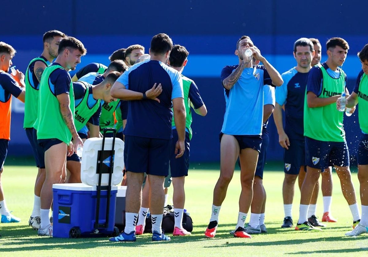 Los jugadores se refrescan durante un reciente entrenamiento.