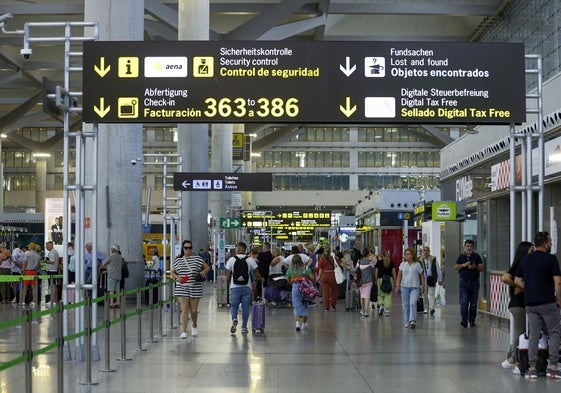 Pasajeros transitan por la T3 del aeropuerto de Málaga.