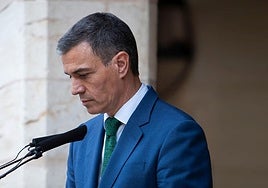 Pedro Sánchez, a las puertas del palacio de la Almudaina, ayer
