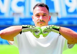 Alfonso posa para SUR antes de la entrevista con los guantes que usó en la final del ascenso a Segunda el pasado junio en Tarragona.