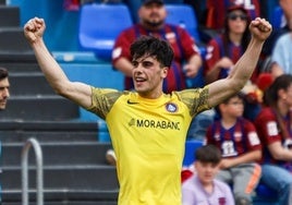 El delantero Julen Lobete celebra un gol con su último equipo, el Andorra.