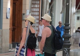 Turistas, con sus sillas de la playa, dispuestos a disfrutar del mar.