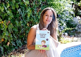 La malagueña Cristina Vázquez junto a su libro 'Hoy despido a Max, mi hámster'.