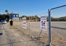 Decretan el cese de actividad del aparcamiento en la playa de la Cizaña, que había provocado la queja de los vecinos