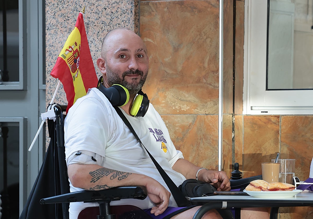 Imagen principal - En la imagen superior, Ramón desayunando en su cafetería de todas las mañana. Abajo a la izquierda, una imagen junto a su hijo. A la derecha, una fotografía de él antes de sufrir la brutal agresión, cuando se dedicaba a la hostelería.