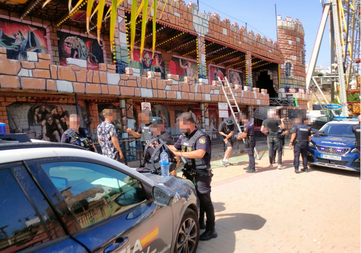 Agentes de la Policía Local identifican a los intrusos, en las instalaciones de Tivoli.