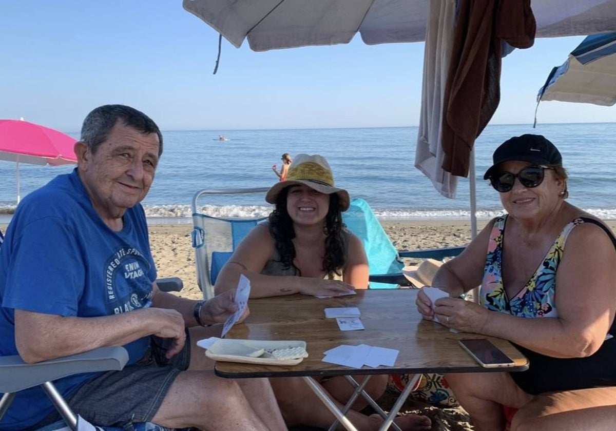 Con mis abuelos Antonio y Elena, en una partida de chinchón.