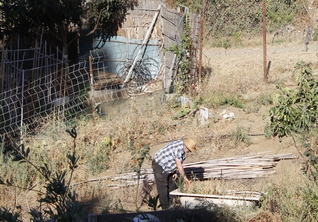 Un hombre trabaja en la zona.