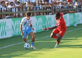 Larrubia, en una acción por la banda derecha en el primer tiempo.