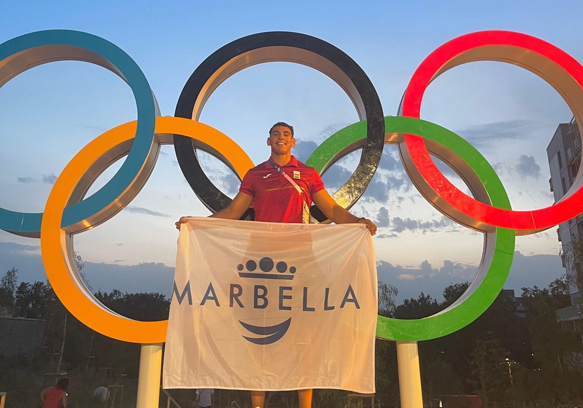 Ayoub, posando con los aros de la Villa Olímpica y la bandera de Marbella.