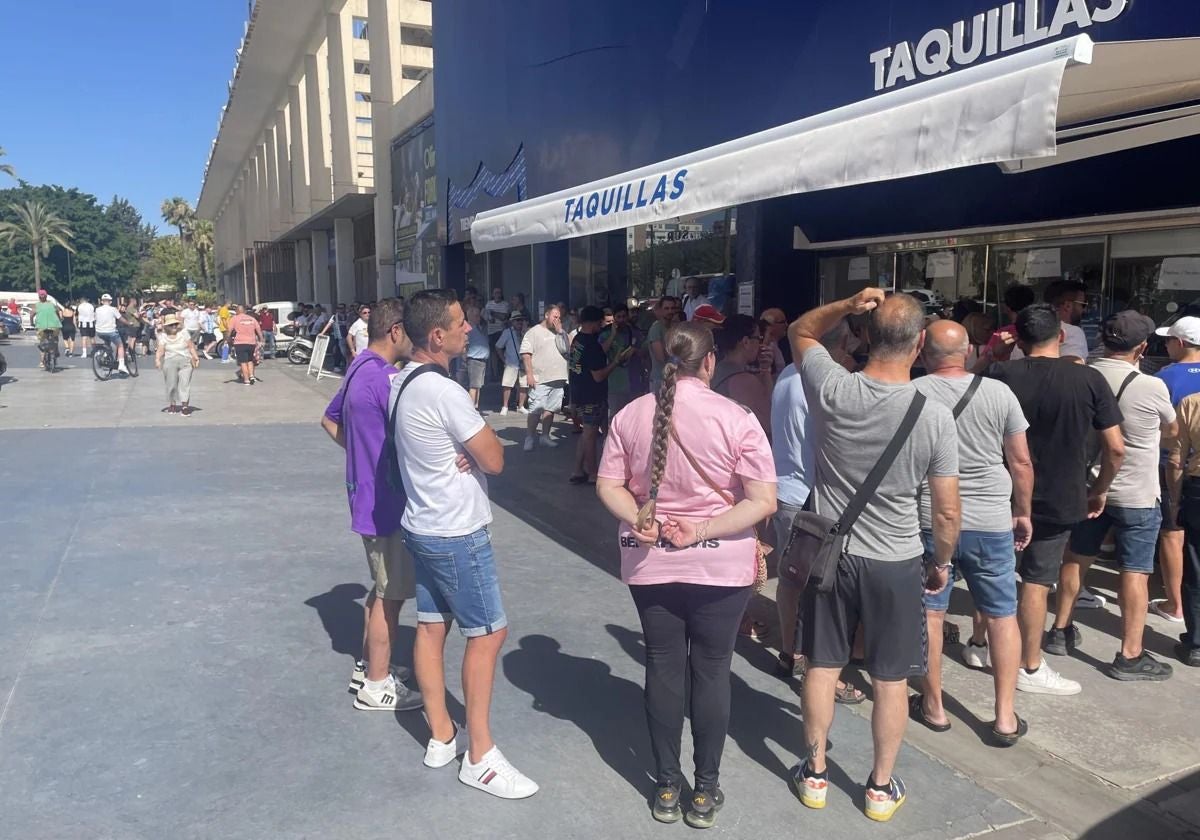 Aficionados hacen cola en las taquillas de La Rosaleda para renovar sus abonos.