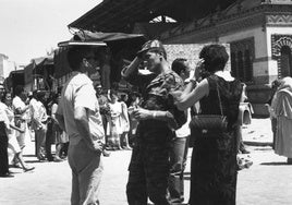 Alain Delon habla con el director Mark Robson, en el rodaje en el mercado de Salamanca.