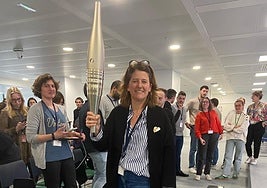 Mireia Carrillo, jefa del Gabinete Administrativo y Financiero de la Organización de los Juegos Olímpicos de París, posa con la antorcha