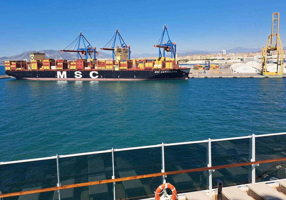 Un gran portacontenedores de MSC Cargo, atracado en el puerto malagueño.