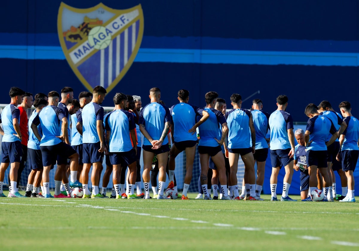 El grupo hace un corrillo y escucha al técnico, Sergio Pellicer.