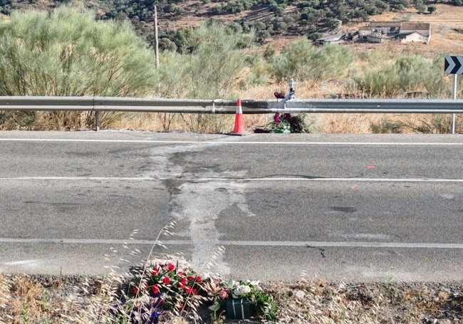 El lugar del accidente con flores de sus seres queridos.