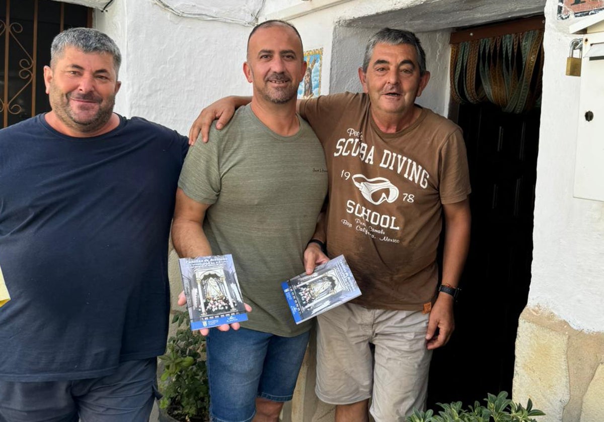 El alcalde canillero, Vicente Campos (en el centro), con el programa y vecinos.