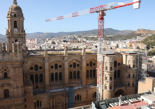 Las obras ya han retirado el recubrimiento de ladrillos que se aplicó hace 16 años.