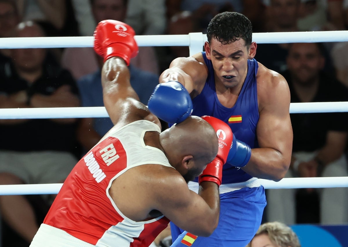 Imagen secundaria 1 - Ayoub Ghadfa vuelve a hacer historia y luchará por el oro olímpico