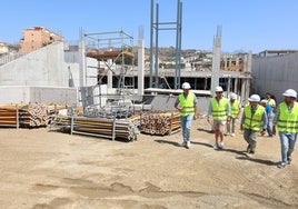 El alcalde de Torrox y ediles, en la visita a las obras del nuevo campo de fútbol de El Morche.