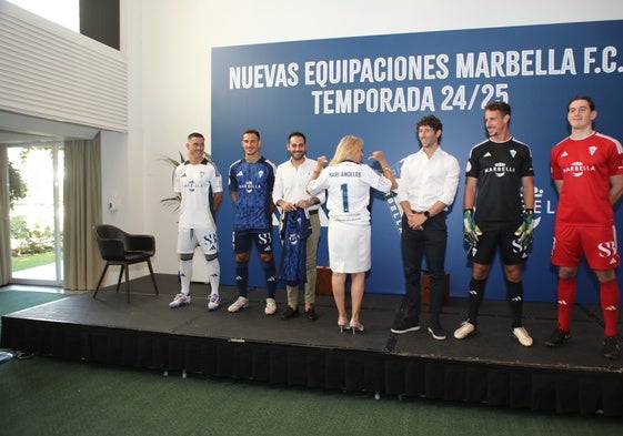 La alcaldesa, Ángeles Muñoz, asistió a la presentación de la nueva equipación del Marbella FC.