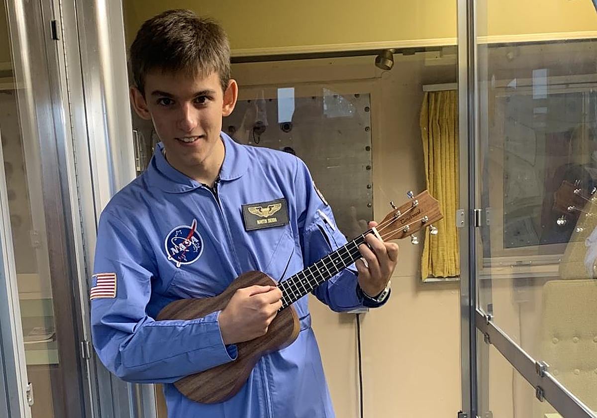 Martín Sierra, con su ukelele, en el Space Camp de la NASA en Alabama.